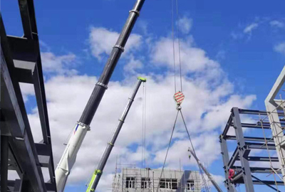 龙庆钢构合作吊装40吨工程现场
